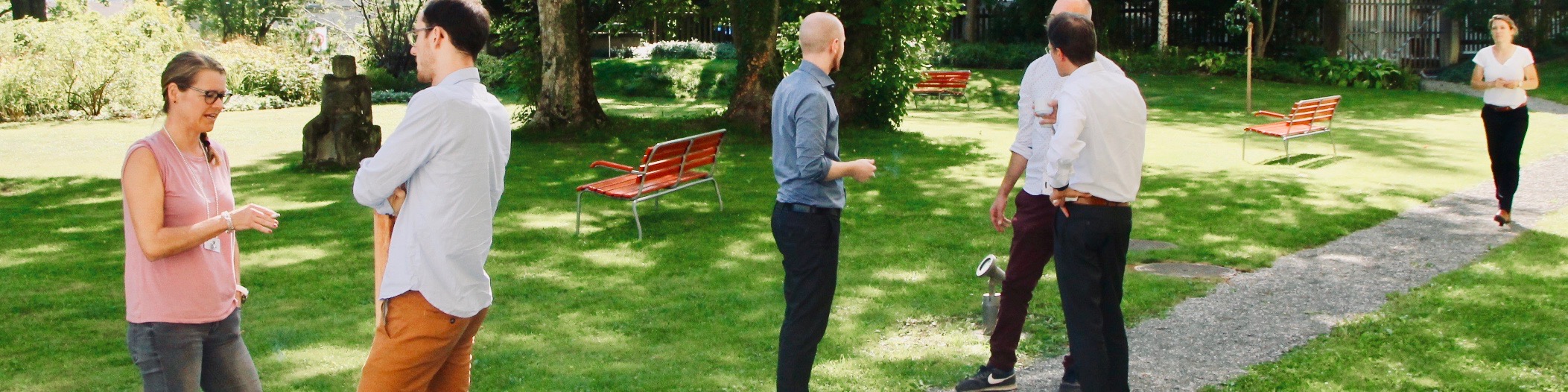 Participants exchange ideas in the garden in front of the workshop rooms